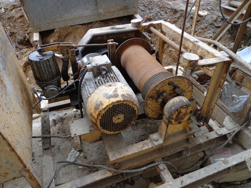 износ агрегатов и узлов строительного подъемника