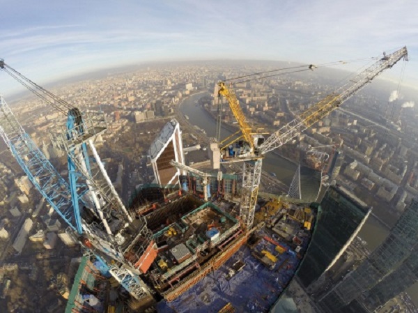 шагающий кран на высотном строительстве