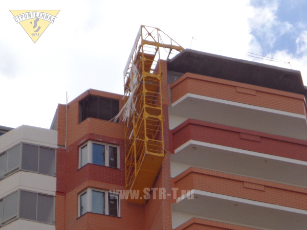 рабочие навесные площадки для монтажников, объединённые в вертикальную комбинацию подвесных строительных лесов