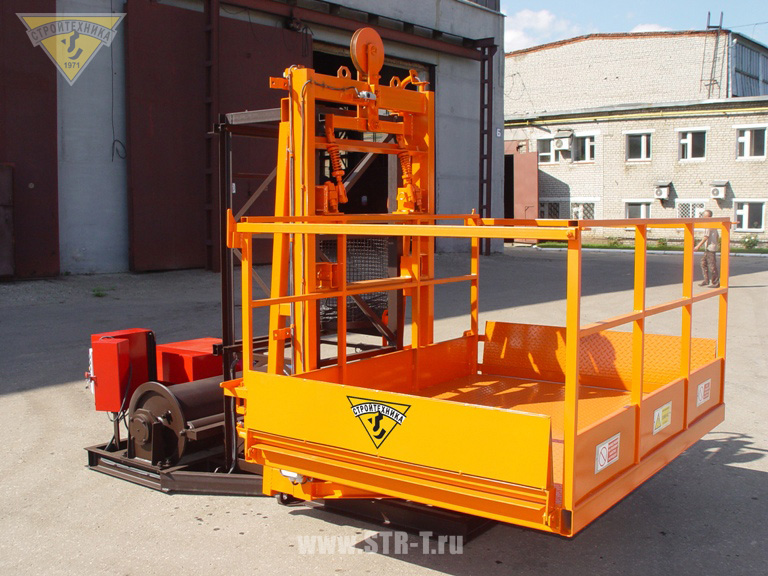 новый строительный подъемник ПМГ-2000 апельсинового цвета