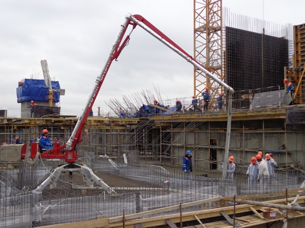 автоматизированная укладка бетона в опалубку с использованием бетононасоса и бетонораспределительной стрелы