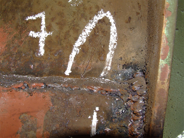 трещина в металлоконструкции подъемного крана